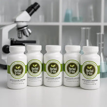 Charger l'image dans la galerie, Trois boîtes de capsules végétales d'artémisinine, un traitement contre le paludisme, dans un laboratoire. La molécule est extraite de l'armoise annuelle (Artemisia annua)