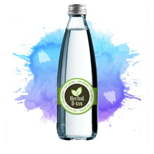 Charger l'image dans la galerie, L'image montre une bouteille d'eau transparente avec une Ă©tiquette "Herbal D-tox". L'Ă©tiquette met en avant le caractĂšre 100 % naturel du produit, suggĂ©rant qu'il pourrait s'agir d'une eau infusĂ©e ou enrichie avec des ingrĂ©dients naturels. La bouteille est placĂ©e sur un fond colorĂ© avec des Ă©claboussures de peinture bleue et violette, donnant une impression de fraĂźcheur et de vitalitĂ©. L'Ă©tiquette est similaire Ă  celle des autres produits de la gamme "Herbal D-tox", indiquant qu'elle fait partie de la mĂȘme