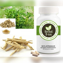 Charger l'image dans la galerie, L'image présente un produit à base d'Astragalus, spécifiquement l'Astragalus membranaceus, sous forme de gélules. Le produit est étiqueté "Herbal D-tox" et est décrit comme 100 % naturel. Il est proposé en bouteille contenant 100 gélules de 600 mg chacune. L'image montre également diverses formes de la plante Astragalus, y compris ses racines, feuilles et poudre, soulignant son origine naturelle.