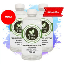 Charger l&#39;image dans la galerie, L&#39;image montre trois bouteilles d&#39;eau transparente avec une étiquette &quot;Herbal D-tox&quot;. L&#39;étiquette met en avant le caractère 100 % naturel du produit, il  s&#39;agir d&#39;un extrait liquide d&#39;armoise annua L. La bouteille est placée sur un fond coloré avec des éclaboussures de peinture bleue et violette, donnant une impression de fraîcheur et de vitalité. 