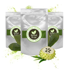 L'image montre trois sachets de "Herbal D-tox" avec de la poudre verte, des feuilles et un fruit coupé, illustrant un produit naturel pour infusions.