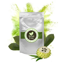 Charger l&#39;image dans la galerie, L&#39;image montre un sachet de &quot;Herbal D-tox&quot; avec de la poudre verte, des feuilles et un fruit coupé, illustrant un produit naturel pour infusions.